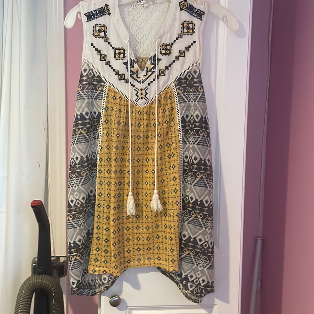 Sleeveless pattern top